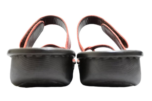 【インコルジェ8825 レッド】甲ストラップで、足元をしっかり安定させるトングサンダル